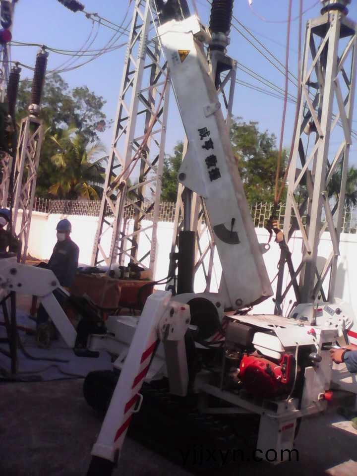 履帶式起(qi)重機工作現場圖片